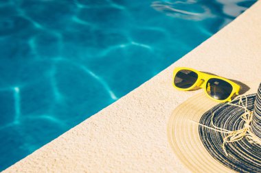 Yaz plajı moda- güzel yaz şapkası ve güneş gözlüğü