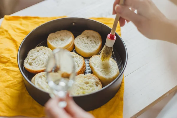 Жіночі Європейські Руки Змащують Шматочки Багету Оливковою Олією Куховарською Брушетою — стокове фото
