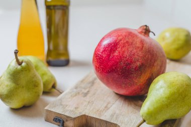 Resimlerde taze armut, nar, ıspanak, ceviz, peynir ve kuru kızılcıktan salata tarifi. Adım adım talimatlar.
