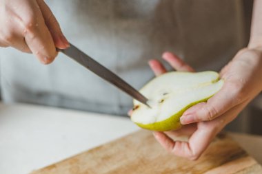 Resimlerde taze armut, nar, ıspanak, ceviz, peynir ve kuru kızılcıktan salata tarifi. Adım adım talimatlar.