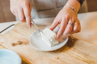 Resimlerde taze armut, nar, ıspanak, ceviz, peynir ve kuru kızılcıktan salata tarifi. Adım adım talimatlar.