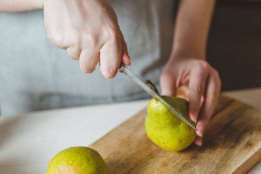 Resimlerde taze armut, nar, ıspanak, ceviz, peynir ve kuru kızılcıktan salata tarifi. Adım adım talimatlar.