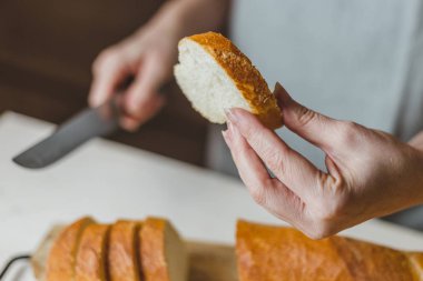 Tarifler ve resimlerde ev yemeği - adım adım bruschetta pişir- İtalyan Huysuz aperatifi - baget, domates, peynir, roka, ıspanak, nar, bıldırcın yumurtası, zeytinyağı, ceviz, avokado