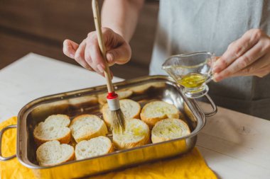 Tarifler ve resimlerde ev yemeği - adım adım bruschetta pişir- İtalyan Huysuz aperatifi - baget, domates, peynir, roka, ıspanak, nar, bıldırcın yumurtası, zeytinyağı, ceviz, avokado