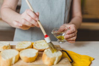 Tarifler ve resimlerde ev yemeği - adım adım bruschetta pişir- İtalyan Huysuz aperatifi - baget, domates, peynir, roka, ıspanak, nar, bıldırcın yumurtası, zeytinyağı, ceviz, avokado