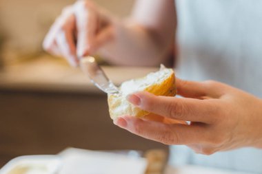 Tarifler ve resimlerde ev yemeği - adım adım bruschetta pişir- İtalyan Huysuz aperatifi - baget, domates, peynir, roka, ıspanak, nar, bıldırcın yumurtası, zeytinyağı, ceviz, avokado
