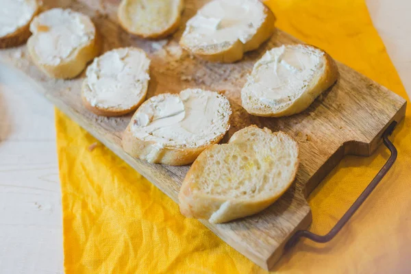 Tarifler ve resimlerde ev yemeği - adım adım bruschetta pişir- İtalyan Huysuz aperatifi - baget, domates, peynir, roka, ıspanak, nar, bıldırcın yumurtası, zeytinyağı, ceviz, avokado