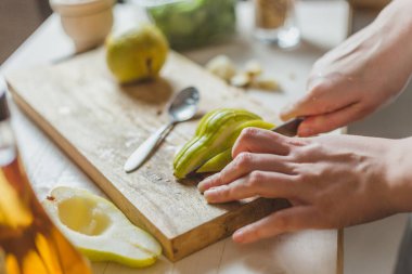 Ahşap bir tahtanın üzerinde Armutları Salatada Dilimlemek - Ev Yapımı Tarifi - Kırsal Kadın Elleri -