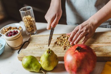 ıspanak, kuru yaban mersini, keçi peyniri, ceviz, armut - ev salatası pişirme - kesim malzemeleri