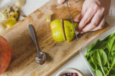 ıspanak, kuru yaban mersini, keçi peyniri, ceviz, armut - ev salatası pişirme - kesim malzemeleri