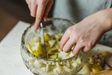 Taze armut, nar, kurutulmuş yaban mersini, keçi peyniri, bal, ceviz ve ıspanak salatası. Ev hanımı tarifi.