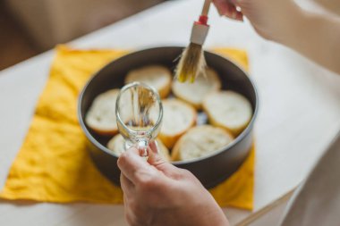 Beyaz krem peynirli balkabaklı sandviçler ve taze baget üzerine yeşil avokado - bruschetta yapmak için ev tarifi
