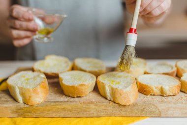 Ev hanımlarının kızarmış ekmeği tavada kızartıp soğuk aperatifler yaparken tapas ve sandviçlerini yakın plan çekimleri.