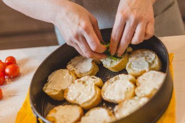 Ev hanımlarının kızarmış ekmeği tavada kızartıp soğuk aperatifler yaparken tapas ve sandviçlerini yakın plan çekimleri.