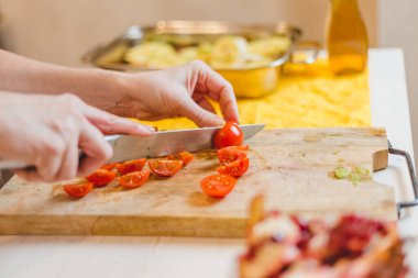 Ekmek doğrayan, sandviç yapan yaşlı kadınların ellerini kapat. Ev yemeği.