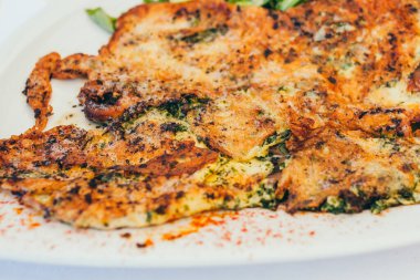 Beyaz tabakta kızarmış omlet, bir restoranda Akdeniz kahvaltısı, Provence çanağı.