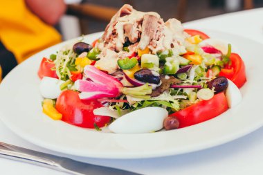 Biftek salatası, turp, salatalık, salatalık, zeytin, soğan, roka ve biber.