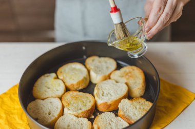 Ev hanımlarının atıştırmalık - tapas ve sandviç - ev yemeği - 8. adım kızarmış ekmeğin üzerine zeytinyağı koy