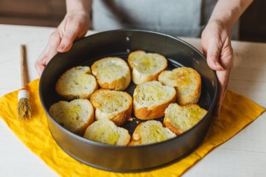 Ev hanımlarının atıştırmalık - tapas ve sandviç - ev yemeği - 9. adım kızarmış ekmeğin üzerine zeytinyağı koy