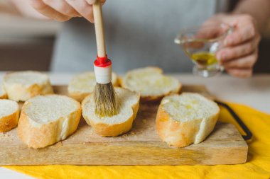 Ev hanımlarının aperatif hazırlama - tapas ve sandviç - ev yemeği - 7. adım kızarmış ekmeğin üzerine zeytinyağı koy