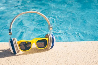 Dünyanın en iyi tatil beldelerinde gençlik hipster tatili - bir tropik cennet - kopyalama alanı