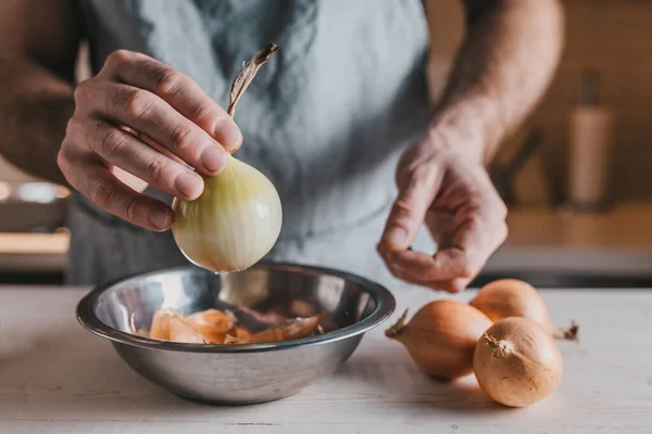 Чистка Овощей Руками Очистить Большую Белую Луковицу — стоковое фото