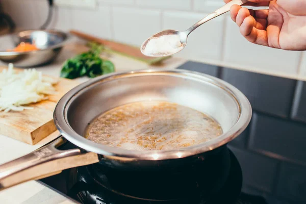 Жизнь Кухне Взлом Очистить Кастрюлю Углеродных Отложений Ложка Пищевой Соды — стоковое фото