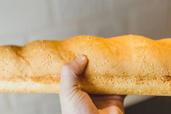 Pão Trigo Branco Crisp Fresco Fechar Baguete Cozimento Fresco Mão — Fotografia de Stock