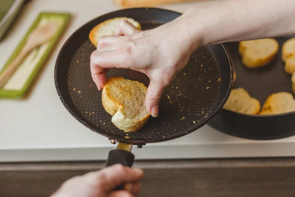 Крупный План Домохозяйки Готовящей Закуски Тапас Бутерброды Домашняя Кухня Шаг — стоковое фото