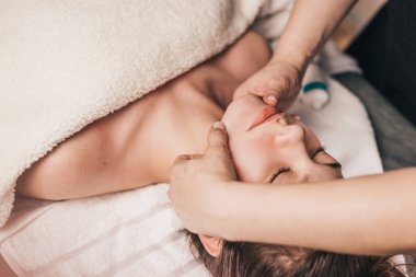 Yüz masajı - masör çenenin kas ve dokularını yoğurur