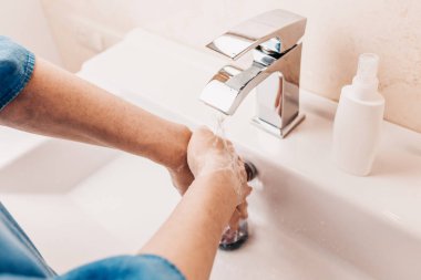 Coronovirus önleme yayıldı. Beyaz kadın ellerini dezenfeksiyon için sabunla iyice yıkar.