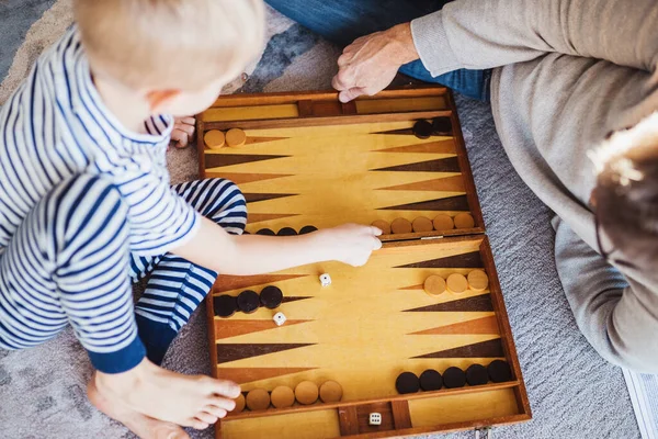 Home Brettspiele Vater Und Sohn Spielen Backgammon — Stockfoto