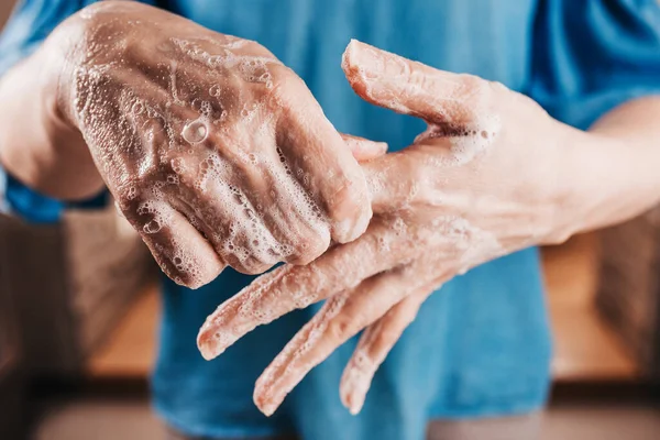 Prévention Propagation Coronovirus Femme Caucasienne Lave Soigneusement Les Mains Avec — Photo