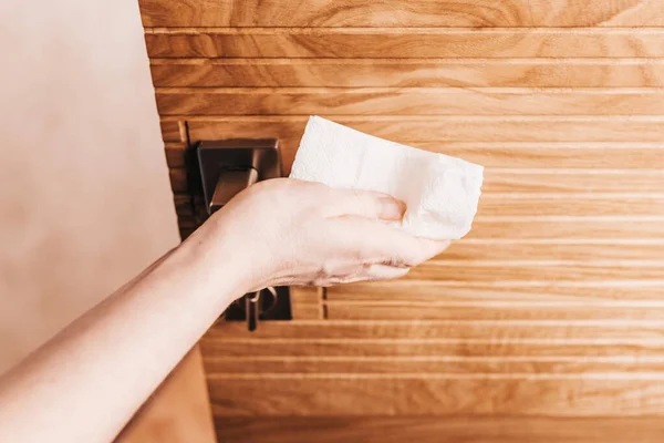 为了防止考拉韦 在办公室和家里用餐巾纸擦拭门把手 用酒精消毒剂消毒 — 图库照片