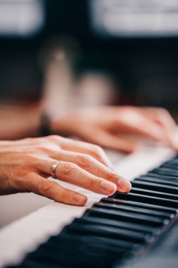 Salgın bir karantina sırasında bir evin kendi kendini izole etmesi - kendi kendine eğitim zamanı - müzik öğrenme ve piyano çalma