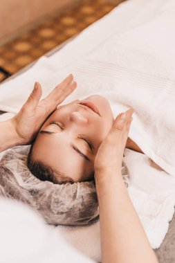 Spa prosedürü - yüz masajı yakın plan - güzellik salonu