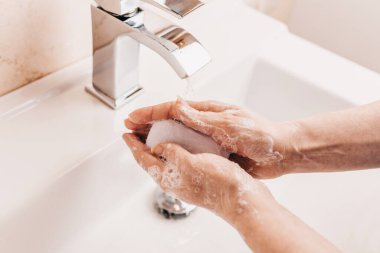 Coronavirus enfeksiyonunu önlemek için, ellerin en az 20-30 saniye boyunca yıkanması gerekir, virüsün sabunla bulunabileceği tüm yüzeyleri iyice temizlemesi gerekir.