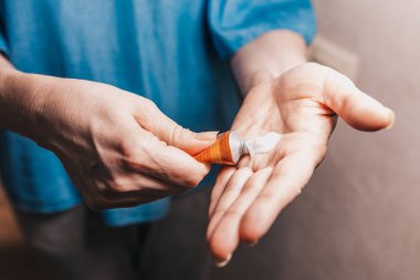 Kuru cilde karşı yıkadıktan sonra nemlendirici el kremi - hijyen
