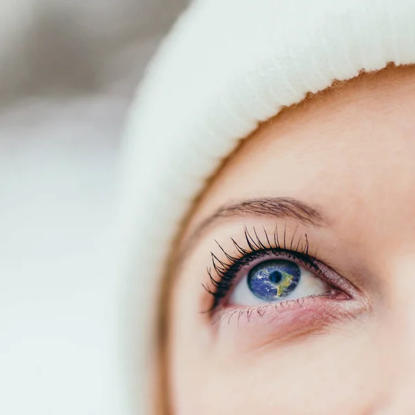 Reflexão Terra Planeta Nos Olhos Encerramento Parte Cara Mulher Dia — Fotografia de Stock