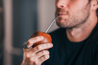 Mate çayı - stres ve soğuk algınlığı ile mücadele için bir Hint iksiri.