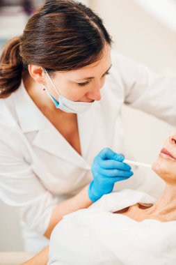 İplik kaldırma - yüz ve vücut derisini güçlendiren ipliklerle sıkmak için minimum invaziv bir prosedür - kararlı bir iskelet oluşturun ve dokuyu destekleyin - iplik tamamen güvenli ve zamanla çözülür