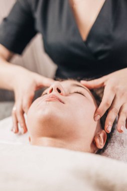 Klasik yüz masajı. Cilt rengini, dış görünüşünü ve ten rengini arttırmak için kullanılır.