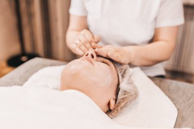 Yüz masajı - yüz masajı teknikleri çelişkili olduğunda insan sağlığını etkileyebilen ciddi bir manipülasyon