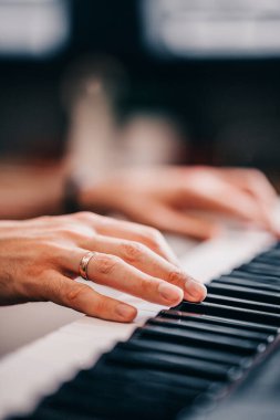 Salgın bir karantina sırasında bir evin kendi kendini izole etmesi - kendi kendine eğitim zamanı - müzik öğrenme ve piyano çalma