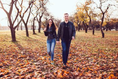 Mutlu genç çift, el ele tutuşup hayatlarında güvenli bir şekilde ilerliyorlar.