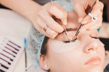 Kirpik uzatma prosedürü - usta yapay kalın kirpikleri yaratıyor