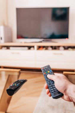 Adam TV 'yi uzaktan kumandayla açıyor - salgın sırasında evde kalıyor- karantina