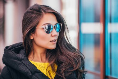 Alacakaranlık Şehri 'nde gözlüklü, kendine yeten başarılı bir gururlu kadın. Açık havada neon ışıklı.