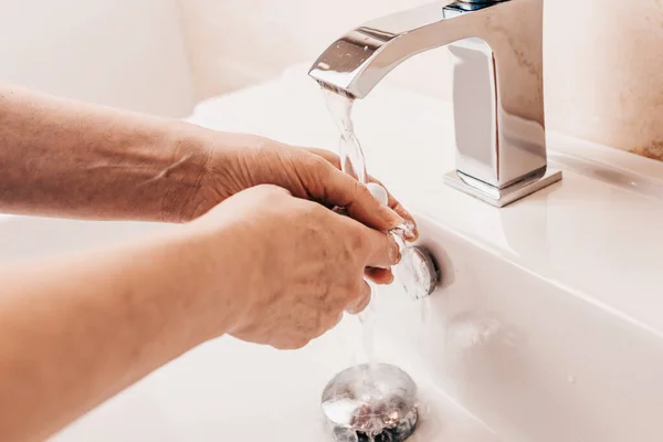 Tratamento Sanitário Mulher Torce Mãos Banheiro — Fotografia de Stock