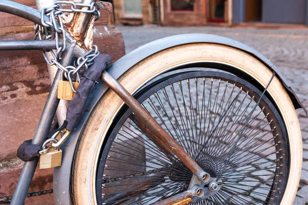 Roue Arrière Vieux Vélo Vintage Avec Mauvais Pneus — Photo